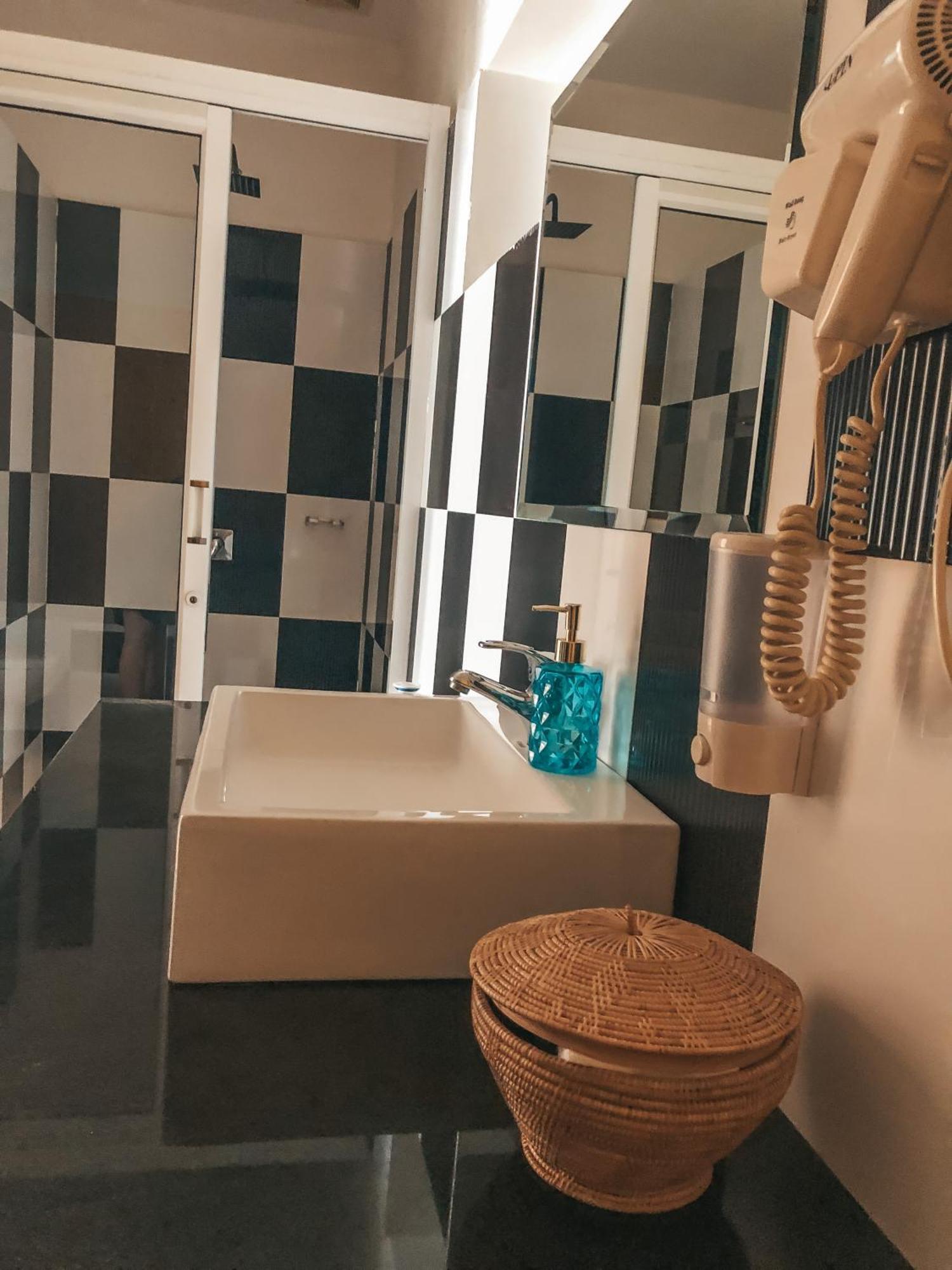 The Bygone Hotell Siem Reap Exteriör bild